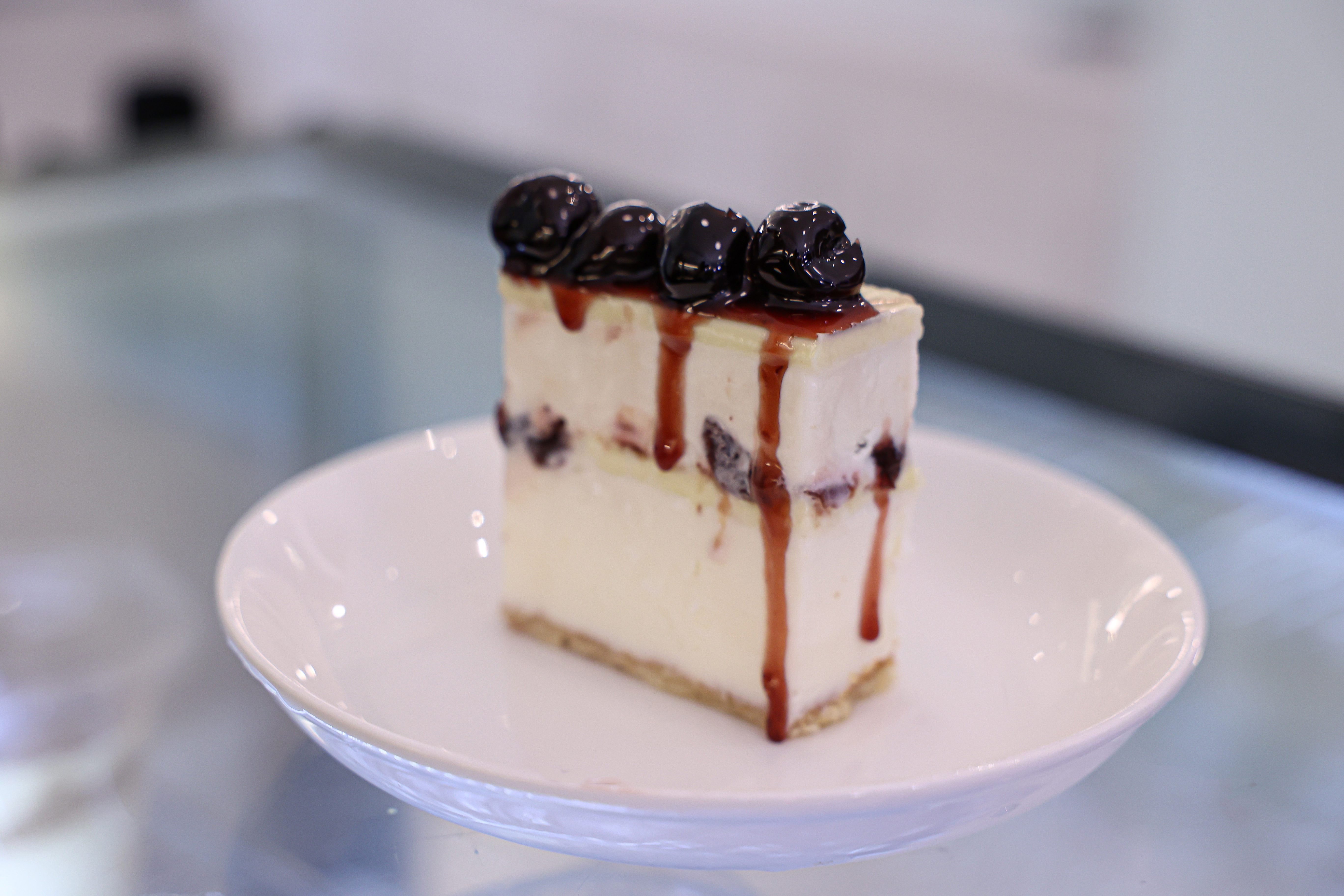 Lemon meringue cake with lemon sauce